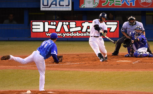 ヤクルト対DeNA　2回裏ヤクルト無死、右越え本塁打を放つ雄平（撮影・横山健太）