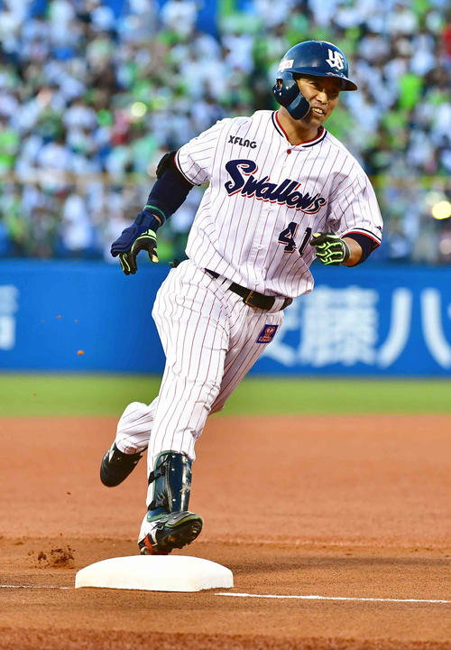 ヤクルト対DeNA　2回裏ヤクルト無死、雄平は右越えに先制ソロ本塁打を放つ（撮影・小沢裕）