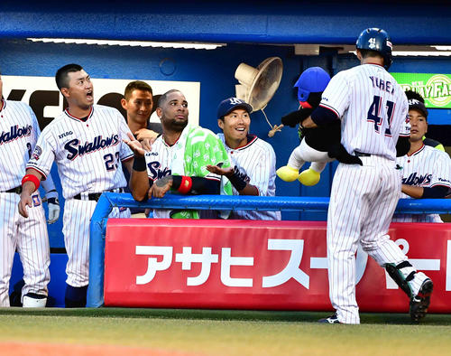 ヤクルト対DeNA　2回裏ヤクルト無死、雄平（右）は右越えに先制ソロ本塁打を放ちベンチのナインの祝福を受ける（撮影・小沢裕）