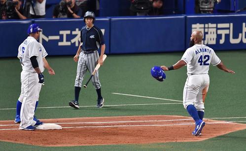 中日対阪神　3回裏中日1死一塁、ダヤン・ビシエドの三ゴロでセーフになるも一塁へ戻りアウトになるソイロ・アルモンテ（撮影・上田博志）