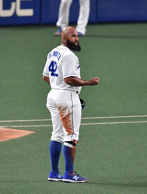 中日対阪神　3回裏中日1死一塁、ダヤン・ビシエドの三ゴロでセーフになるも一塁へ戻りアウトになるソイロ・アルモンテ（撮影・上田博志）