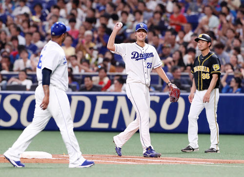 中日対阪神　4回表阪神1死一塁、梅津はソラーテを一塁ゴロ併殺打に打ちとり笑顔を見せる（撮影・加藤哉）