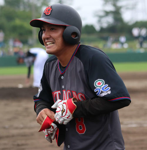 北海道社会人・大学選抜対日本ハム2軍　8回表の先頭で左前安打を放ち、二塁を狙うもアウトとなり苦笑いでベンチへと戻る北海道ガスの米満（撮影・山崎純一）