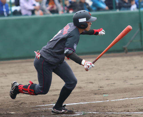 北海道社会人・大学選抜対日本ハム2軍　3回表1死二塁で中前打を放つ北海道ガスの米満（撮影・山崎純一）