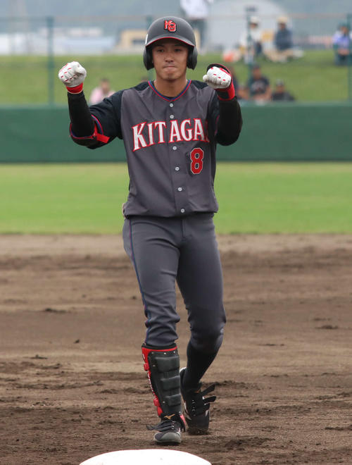 北海道社会人・大学選抜対日本ハム2軍　3回表1死二塁で中前打を放ち、ベンチへ向かいガッツポーズする北海道ガスの米満（撮影・山崎純一）