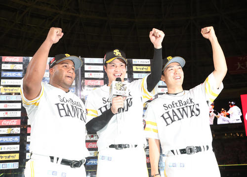 ソフトバンク対日本ハム　ヒーローにインタビューで「デスパ、いいネ～！！」でガッツポーズする、左からデスパイネ、甲斐野、和田（撮影・梅根麻紀）