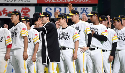 ソフトバンク対日本ハム　和田（中央）は3勝目を飾りナインらととハイタッチを交わす（撮影・今浪浩三）
