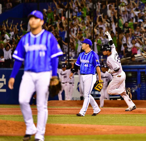 ヤクルト対DeNA　9回裏ヤクルト無死一塁、村上は中越えにサヨナラ2点本塁打を放ちガッツポーズ。左はDeNA山崎（撮影・小沢裕）