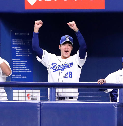 中日対阪神　9回表阪神2死、梅津は福留の中飛を確認しバンザイして初勝利を祝った（撮影・加藤哉）
