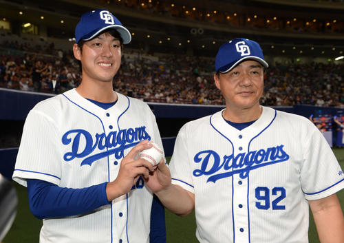 中日対阪神　プロ初勝利を挙げた梅津（左）は、与田監督から祝福される（撮影・前岡正明）
