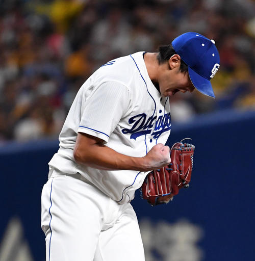 中日対阪神　6回表阪神無死、近本を見逃しの三振に打ち取りガッツポーズする梅津（撮影・前岡正明）
