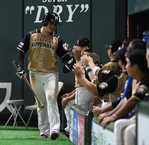ソフトバンク対日本ハム　9回表日本ハム2死一、三塁、近藤健介の中前適時打で生還した清宮幸太郎（撮影・今浪浩三）
