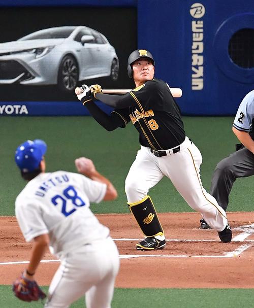 中日対阪神　1回表阪神1死一塁、左翼線へ先制適時二塁打を放つ福留孝介（撮影・上田博志）