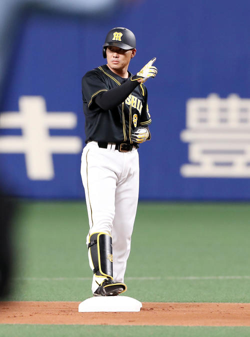 中日対阪神　1回表阪神1死一塁、福留孝介は左越え適時二塁打を放つ（撮影・加藤哉）