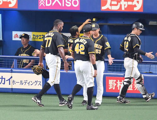 中日対阪神　7回4失点で降板するガルシア（手前左）と矢野監督（左）（撮影・上田博志）