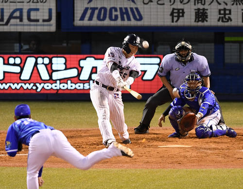 ヤクルト対DeNA　9回裏ヤクルト無死一塁、サヨナラとなる中越え2点本塁打を放つ村上（撮影・横山健太）