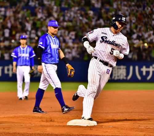 ヤクルト対DeNA　9回裏ヤクルト無死一塁、村上は中越えにサヨナラ2点本塁打を放ち三塁を回る。中央はDeNA筒香（撮影・小沢裕）