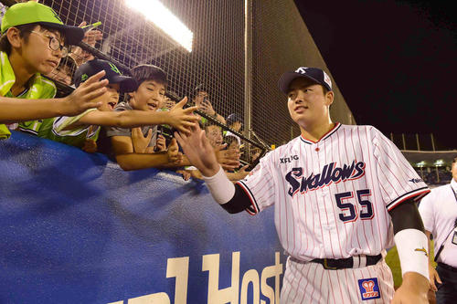 ヤクルト対DeNA　サヨナラ中越え2点本塁打を放ったヤクルト村上は夏休みで観戦に訪れた少年ファンとハイタッチ（撮影・小沢裕）