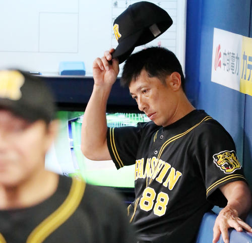 中日対阪神　8回表を終え、ベンチで帽子をとって気持ちを切り替える矢野監督（撮影・加藤哉）