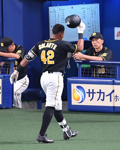 中日対阪神　6回表阪神1死、投ゴロに倒れたソラーテを見る矢野監督（撮影・上田博志）