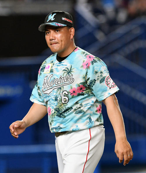 ロッテ対西武　西武に3連敗し厳しい表情でグラウンドを後にするロッテ井口監督（撮影・滝沢徹郎）