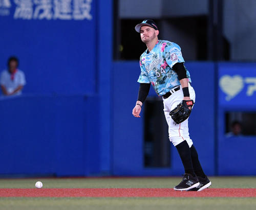 ロッテ対西武　5回表西武1死満塁、山川の打球をファンブルし適時失策とするレアード（撮影・滝沢徹郎）