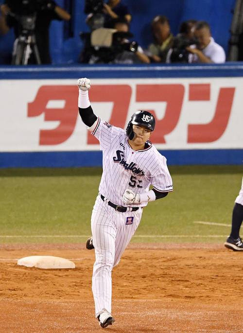 ヤクルト対DeNA　9回裏ヤクルト無死一塁、逆転サヨナラとなる中越え2点本塁打を放ちガッツポーズする村上（手前）（撮影・横山健太）