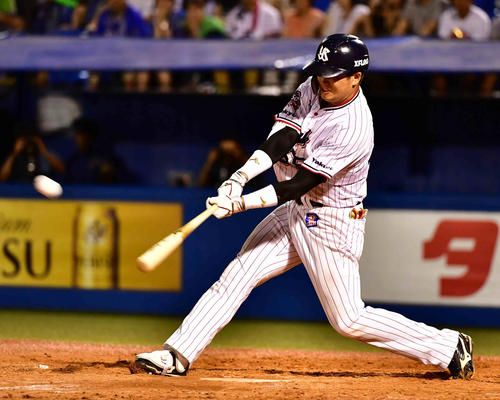 ヤクルト対DeNA　9回裏ヤクルト無死一塁、村上は中越えにサヨナラ2点本塁打を放つ（撮影・小沢裕）