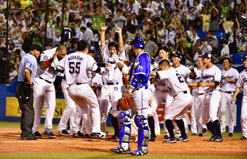 ヤクルト対DeNA　9回裏ヤクルト無死一塁、中越えにサヨナラ2点本塁打を放った村上はバレンティン（左）ら歓喜のナインが待ち構える輪の中に飛び込む（撮影・小沢裕）