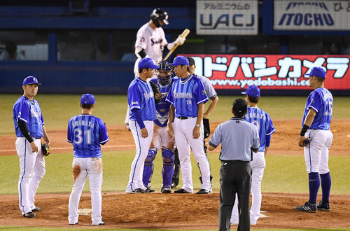 ヤクルト対DeNA　9回裏ヤクルト無死一塁、打席に村上を迎え、マウンドの山崎康（左から3人目）に声をかける三浦コーチ（同4人目）（撮影・横山健太）