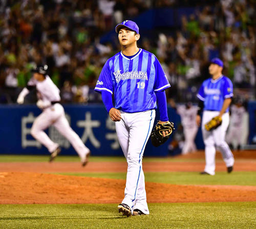 ヤクルト対DeNA　9回裏ヤクルト無死一塁、村上（左）にサヨナラ中越え2点本塁打を許しぼうぜんとするDeNA山崎（撮影・小沢裕）