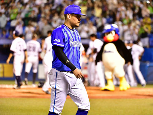 ヤクルト対DeNA　9回裏ヤクルト無死一塁、村上のサヨナラ中越え2点本塁打に沸くナインを背にがっくりとベンチへ引き揚げるDeNA筒香（撮影・小沢裕）