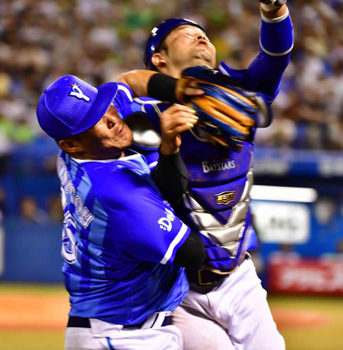 ヤクルト対DeNA　7回裏ヤクルト2死一、二塁、筒香三塁手（左）は自軍ベンチ前への太田に打球に捕球を試み嶺井と激突する気迫のプレーを見せる。記録は捕邪飛（撮影・小沢裕）