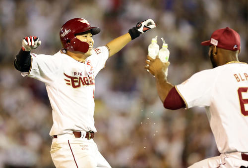 楽天対オリックス　10回裏楽天1死一塁、渡辺佳は右越えにサヨナラ適時二塁打を放ちガッツポーズ（撮影・浅見桂子）