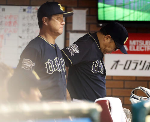楽天対オリックス　5回裏に逆転を許してうつむくオリックスの西村監督（右）（撮影・浅見桂子）
