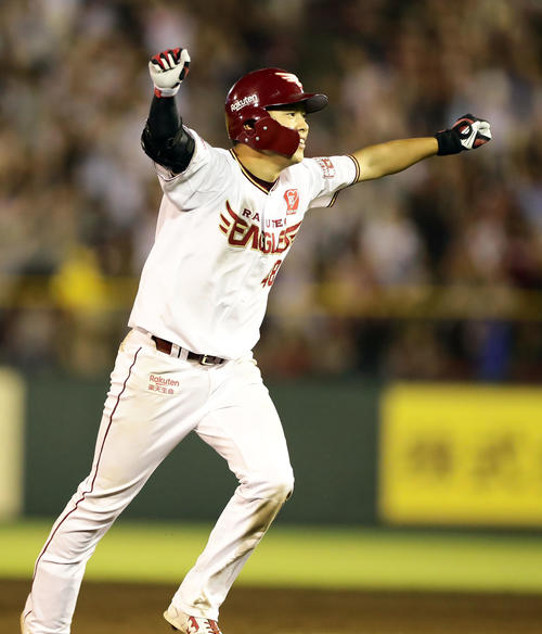 楽天対オリックス　10回裏楽天1死一塁、渡辺佳は右越えにサヨナラ適時二塁打を放ちガッツポーズ（撮影・浅見桂子）