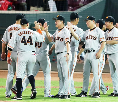 広島に1点差で勝利しナインとタッチを交わす巨人原監督（中央）ら（撮影・垰建太）
