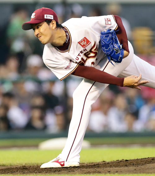 楽天対オリックス　汗を飛ばして力投する楽天先発の岸（撮影・浅見桂子）