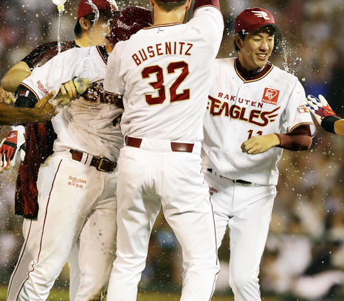 楽天対オリックス　10回裏楽天2死一塁、渡辺佳（中央奥）が右越えにサヨナラ適時二塁打を放ち水シャワーで祝福する岸（右）ら（撮影・浅見桂子）