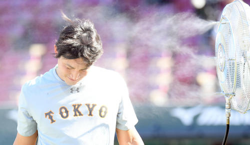 広島対巨人　最高気温37．5度のこの日、ミスト付き扇風機の前で「涼」をとる巨人小林（撮影・たえ見朱実）