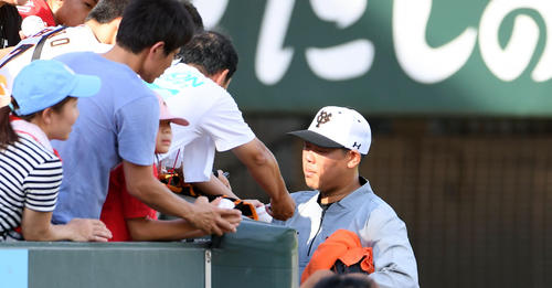 広島対巨人　試合前、サインをする巨人山口（撮影・たえ見朱実）