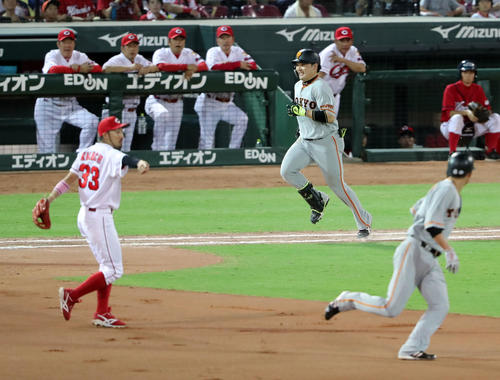 広島対巨人　8回表巨人1死一、三塁、丸（中央）の二ゴロで坂本勇（手前）と併殺になるもその間に三塁走重信が生還し同点となる（撮影・垰建太）