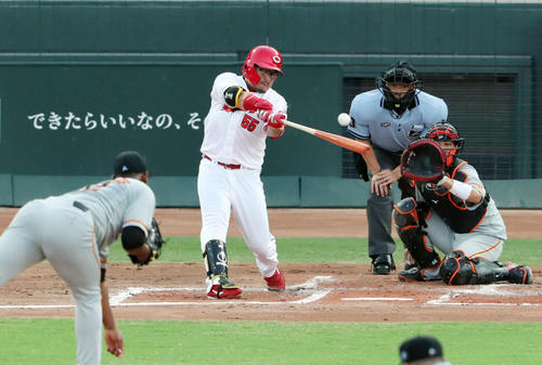 広島対巨人　2回裏広島無死一塁、先制の適時二塁打を放つ松山。投手メルセデス（撮影・垰建太）