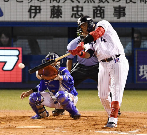 ヤクルト対DeNA　7回裏ヤクルト1死一塁、右翼線へ適時二塁打を放つバレンティン（撮影・横山健太）