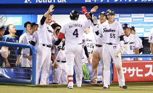 ヤクルト対DeNA　7回裏ヤクルト1死一塁、右翼線へ適時二塁打を放ったバレンティン（中央）をタッチで迎えるヤクルトナイン（撮影・横山健太）