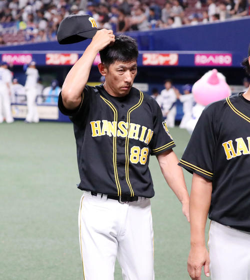 中日対阪神　中日と引き分けに終わり、渋い表情で引き揚げる矢野監督（撮影・加藤哉）