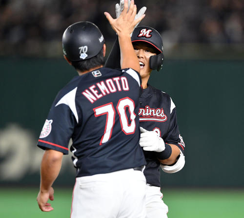 日本ハム対ロッテ　9回表ロッテ1死満塁、勝ち越しの2点中前適時打を放った中村奨（奥）は根本コーチとタッチを交わす（撮影・滝沢徹郎）
