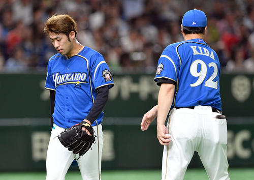 日本ハム対ロッテ　9回表、勝ち越しを許しマウンドを降りる日本ハム秋吉亮（左）（撮影・滝沢徹郎）