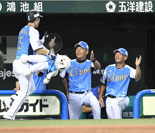 西武対オリックス　1回裏西武1死二、三塁、左越え3点本塁打を放った外崎（左）を笑顔で迎える辻監督（中央）（撮影・鈴木みどり）