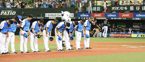 西武対オリックス　オリックスに勝利したものの浮かない表情でファンの声援に応える西武辻監督（右）（撮影・鈴木みどり）